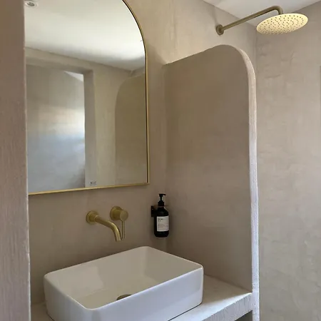 La Halte Des Arenes De - Minimaliste - Ecusson Nîmes