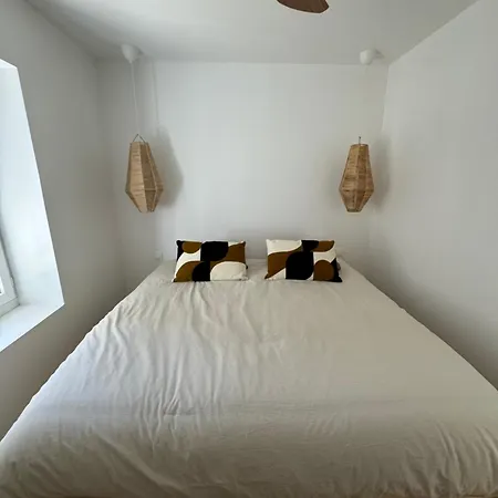 La Halte Des Arenes De - Minimaliste - Ecusson Nimes