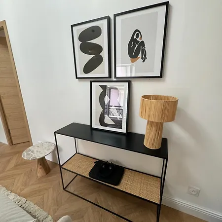 La Halte Des Arenes De - Minimaliste - Ecusson Appartement
