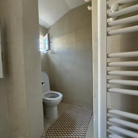 La Halte Des Arenes De - Minimaliste - Ecusson Nimes