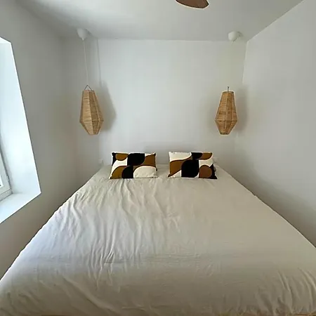 La Halte Des Arenes De - Minimaliste - Ecusson * Nîmes