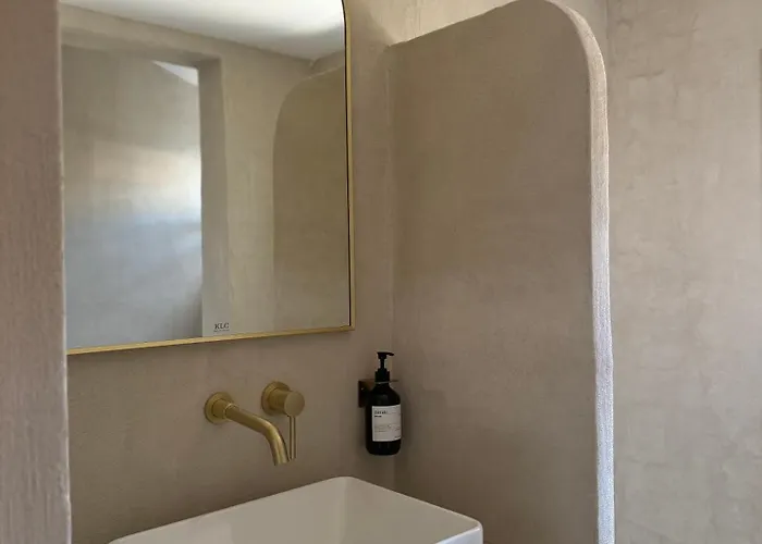 La Halte Des Arenes De - Minimaliste - Ecusson Nîmes